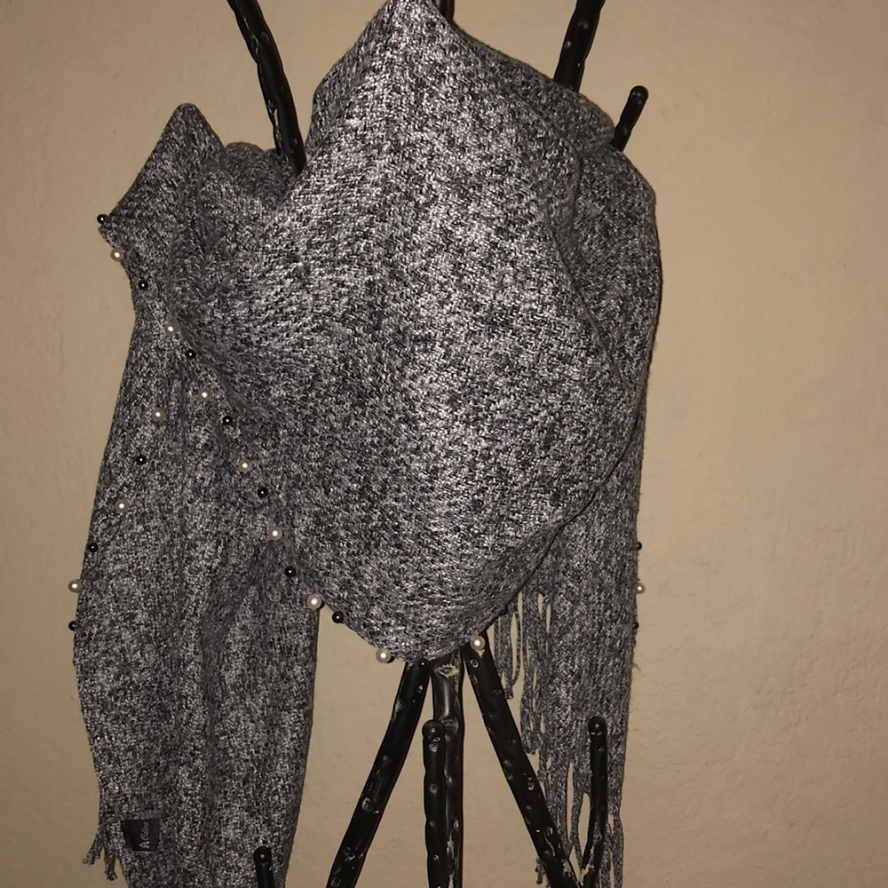 Odiva grey and black tweed- look scarf.